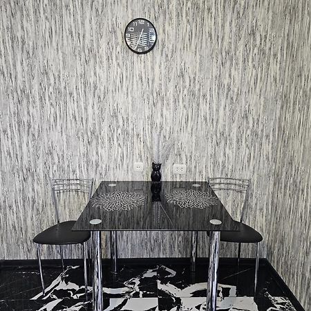 Black And White Apartment Кишинёв Экстерьер фото
